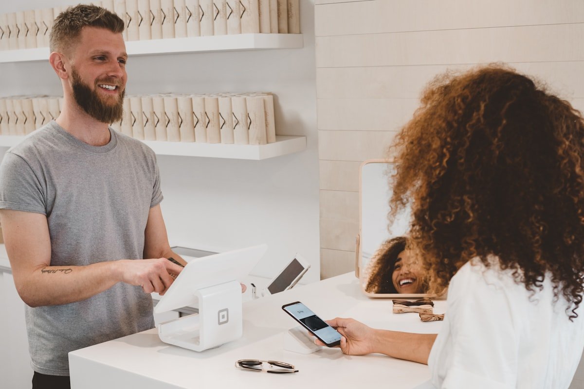 Pagamento e uso de benefícios no dia a dia com celular