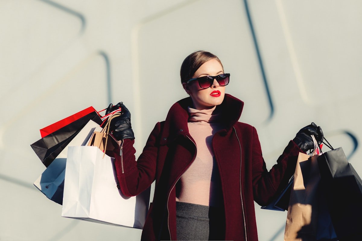 Pessoa em momento de compras no dia a dia, representando economia com o The Hub